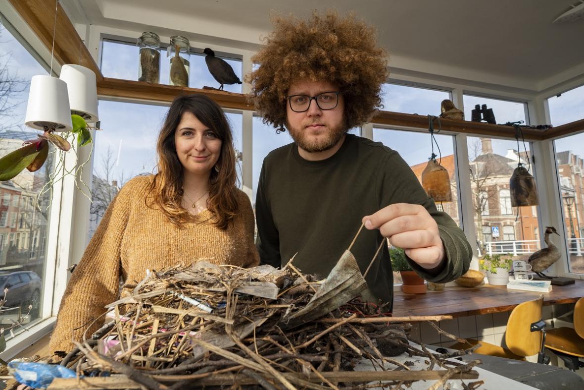 Liselotte Rambonnetová a Auke-Florian Hiemstra s hnízdem vytvořeným rouškami