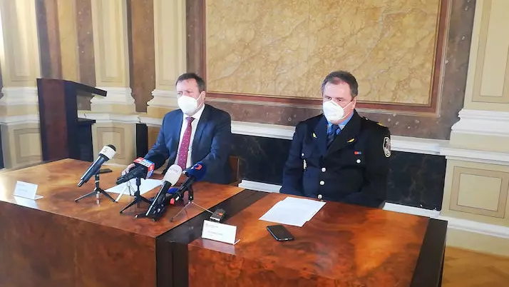 Starosta Uherského Hradiště Stanislav Blaha (vlevo) a šéf městské policie Vlastimil Pauřík hovořili o zákroku strážníků na otce tříletého dítěte