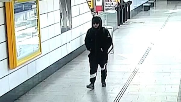 Podezřelého muže zachytily bezpečnostní kamery v metru.