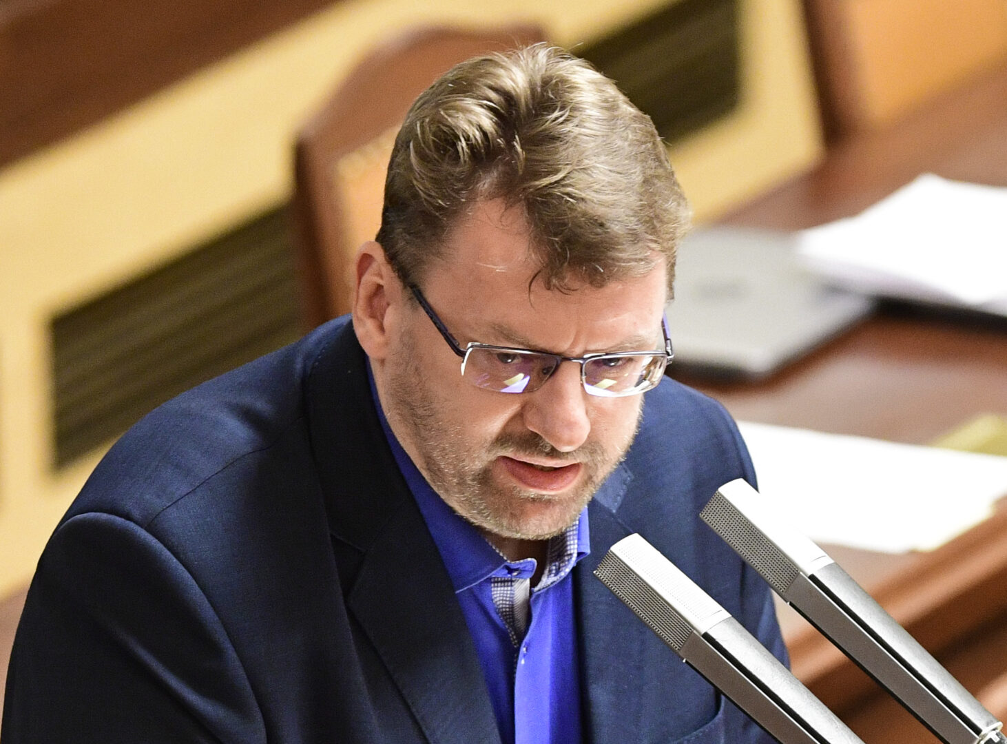 Nezařazený poslanec Lubomír Volný zastává názor, že nošení roušek a respirátorů při nákaze covidem zhoršuje lidské zdraví.
